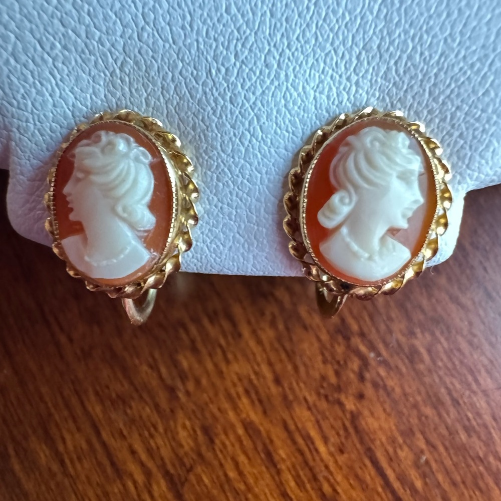 Cameo vintage shell earring 10KT yellow gold